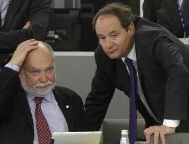 Προκαλούν οι Ευρωπαίοι: «Αυτοκαταστροφική η αναβολή των περικοπών σε συντάξεις και αφορολόγητο»